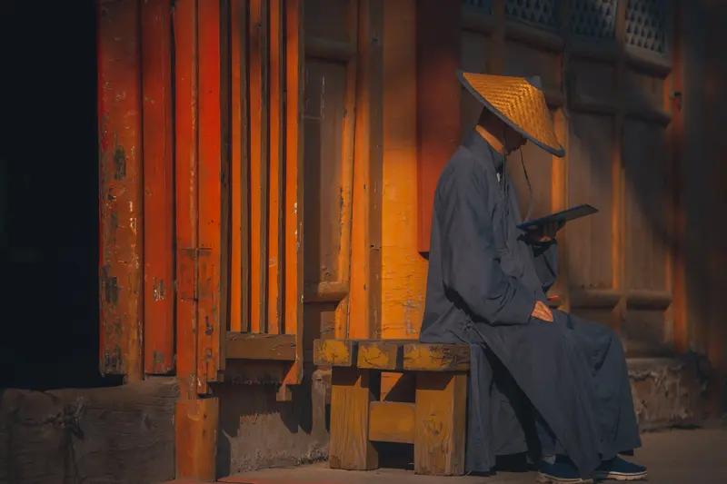 我超认同“人生都是客，万事莫执着”。活到中年才懂，以前跟执念死磕，全是自寻烦恼。