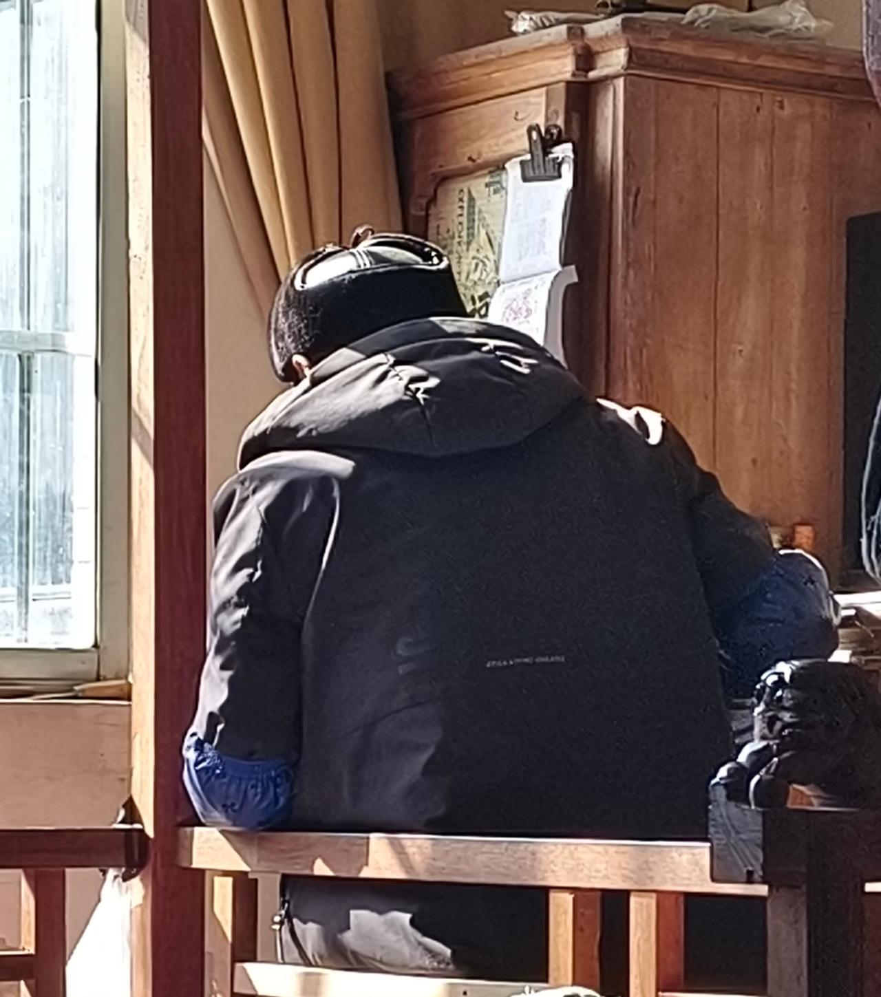 奉劝大家，兄弟姐妹多时，宁愿和他们一起出钱给老人找保姆，都不要拿他们钱去伺候父母