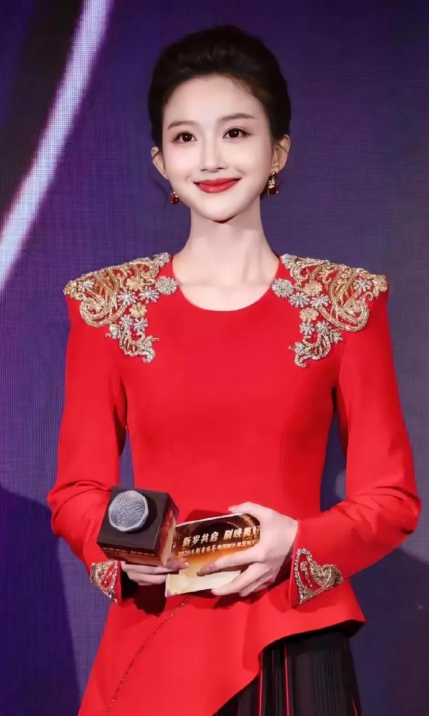 39岁的春晚主持人刘心悦，告诉女人一个道理，你可以不结婚，也可以不生孩子，但