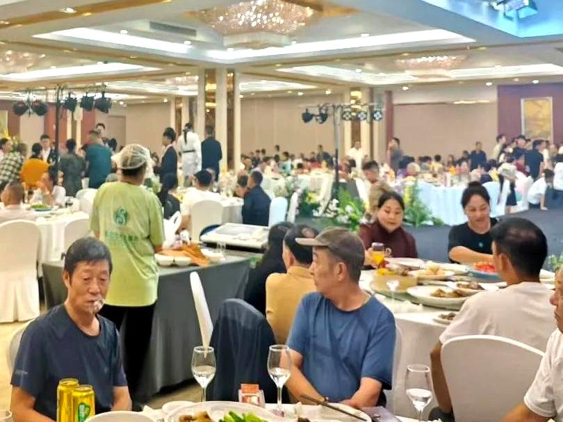 小区王婶又被救护车接走了，这是半年里第五回。60岁的老伴儿赵叔，放着家里三室