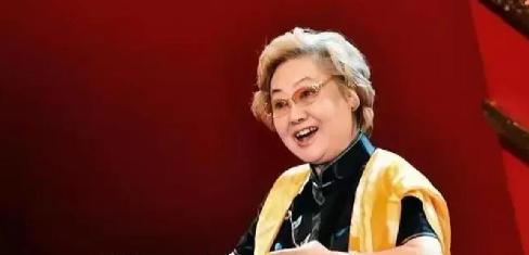 97岁的郭兰英走的时候，病床边围了30多个国内顶尖歌唱家守着，她活了一辈子，亲生