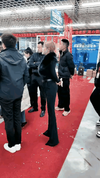 扒好的香蕉，背手的功夫没了，美女有点懵，看看也没掉地上啊，料定是被哪个恶作剧的男