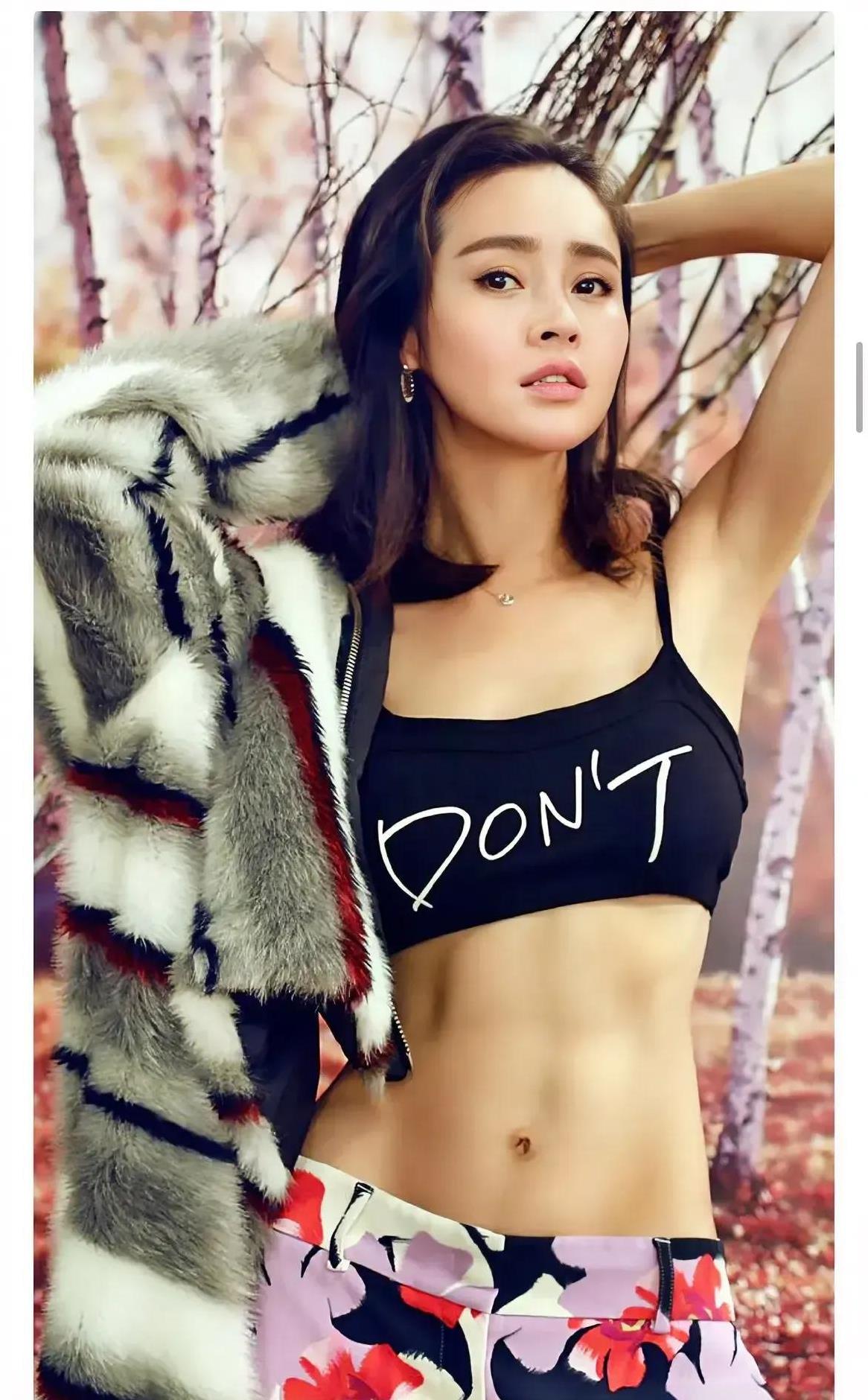 <em>于明加</em>太抢镜啦！凹凸有致的身材，优雅得体，美丽动人！一双迷人的大眼睛，真的很漂