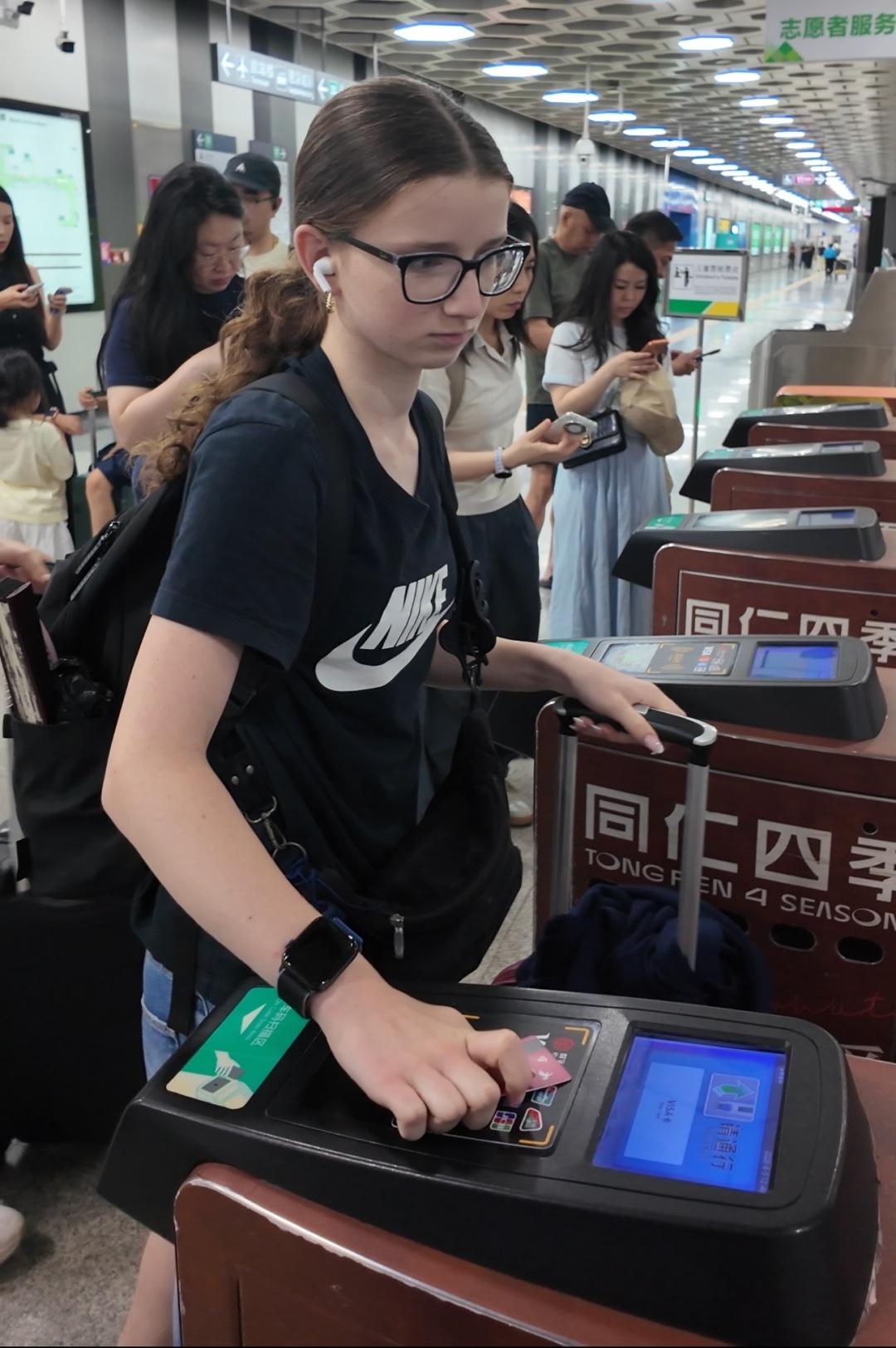 深圳到底有多“超前”？老外来了一趟，直接看傻了：这不是未来城市，这是已经过上未来