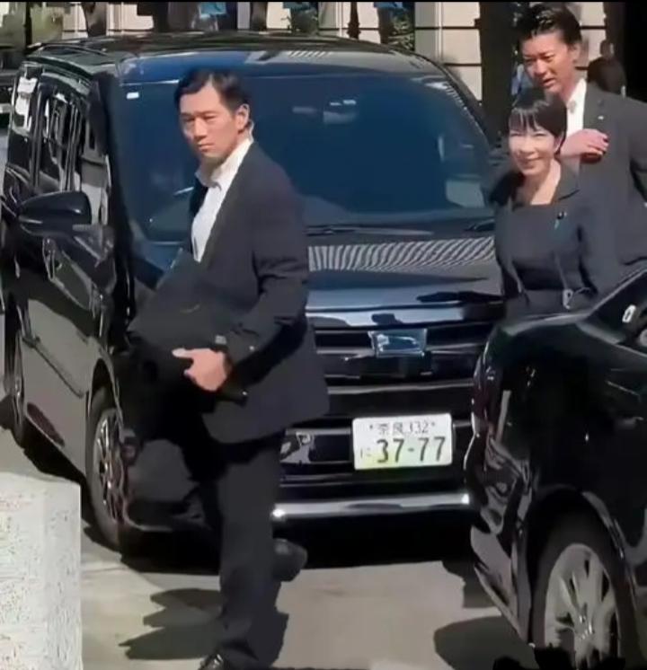 有人拍摄到高市早苗的座驾车牌号码是37—77。这是有某种政治象征意义呢