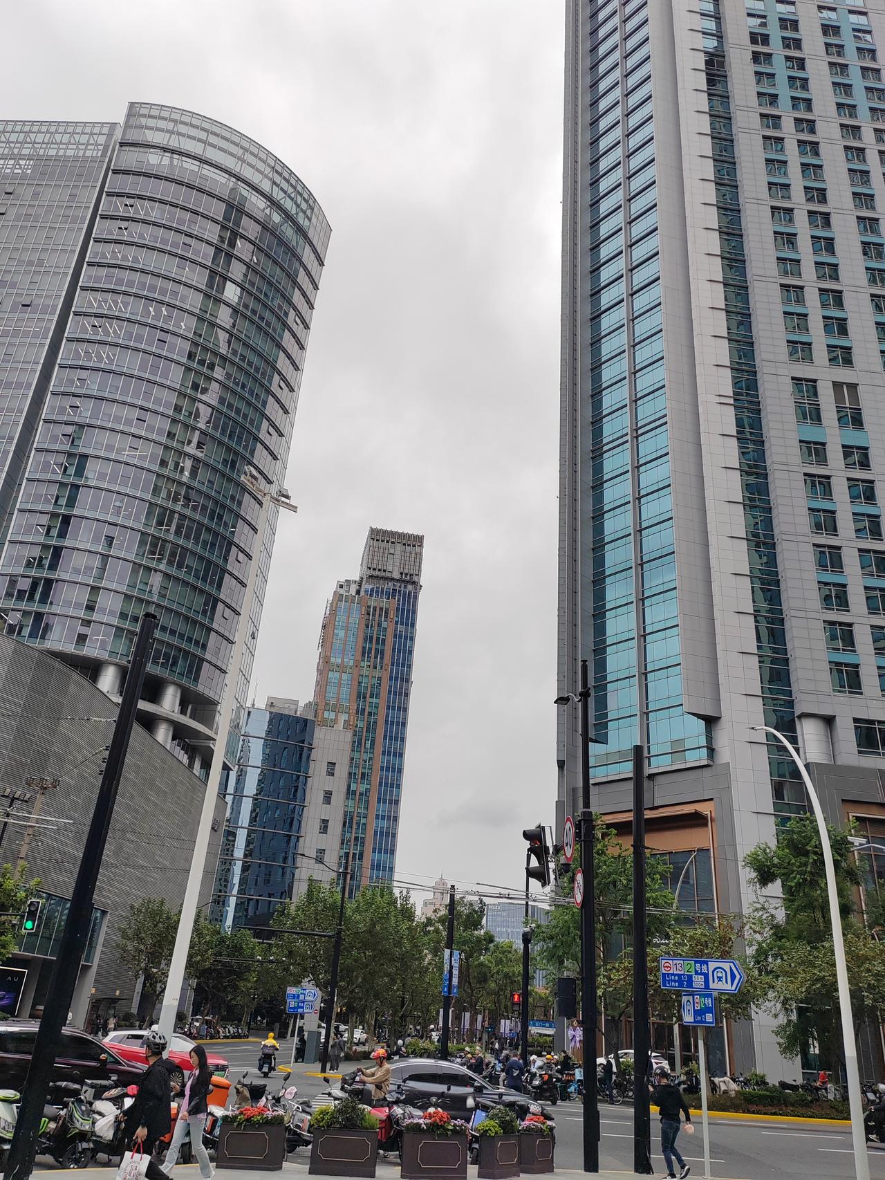 女人是情感动物，有的说着最狠的话干着最软的事儿；有的感性动物怎么高兴怎么来，难搞