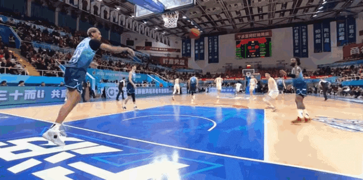 米特里策怒拽李镇全头发，贝兹利怒推队友王凡懿，从中超到CBA外援到底怎么了？图