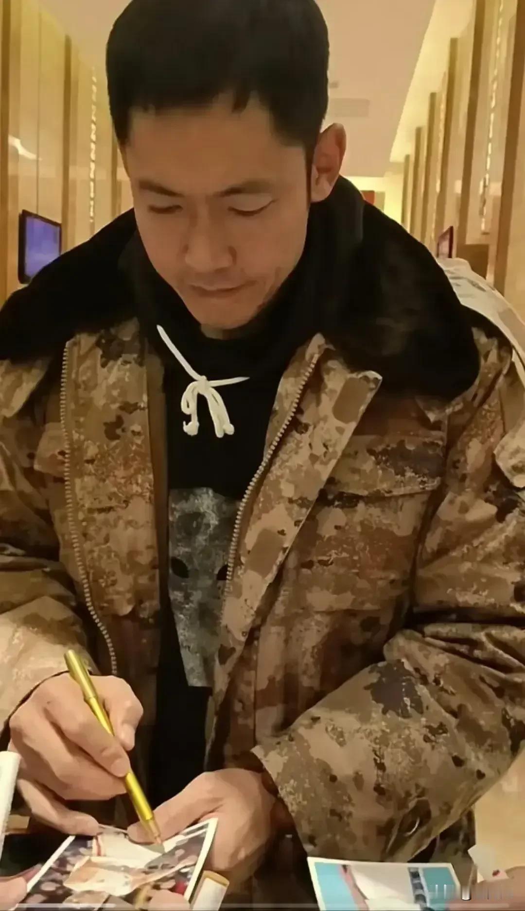 卢伟当选本赛季CBA最佳教练，那么张庆鹏就是本赛季CBA最差教练。即使张庆鹏是我