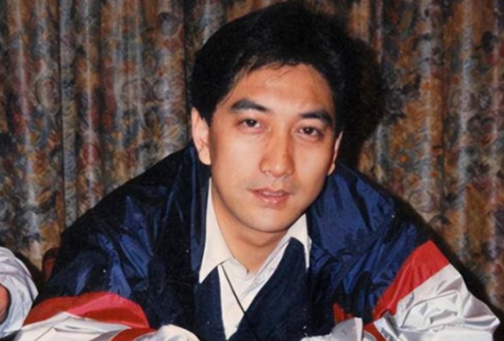 2007年，水均益的妻子意外瘫痪，他毫不犹豫选择和妻子离婚，女儿哭着恳求，爸爸，