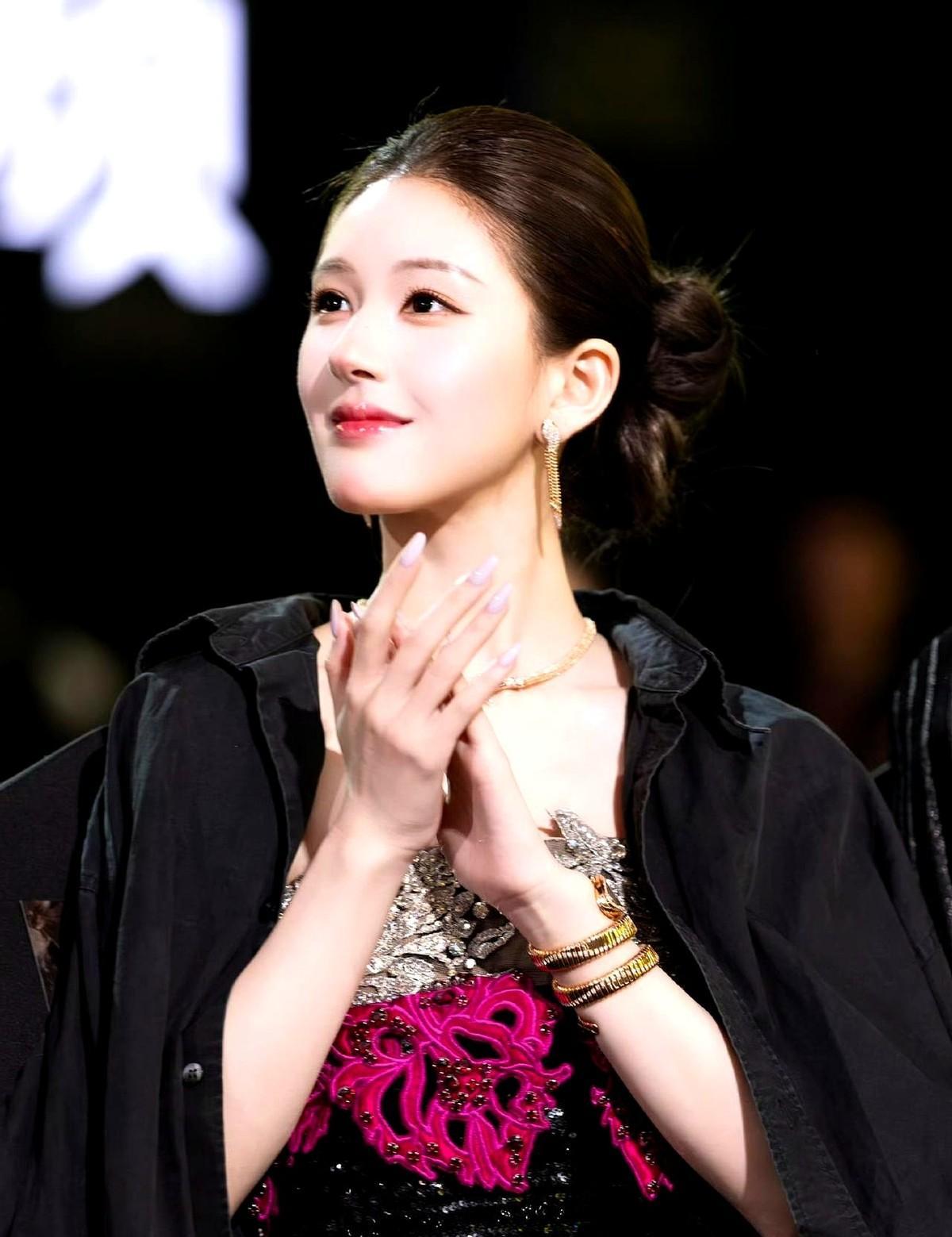 你以为顶流靠热搜？赵露思的剧在Netflix连续三周杀进全球前十。娱乐圈的硬