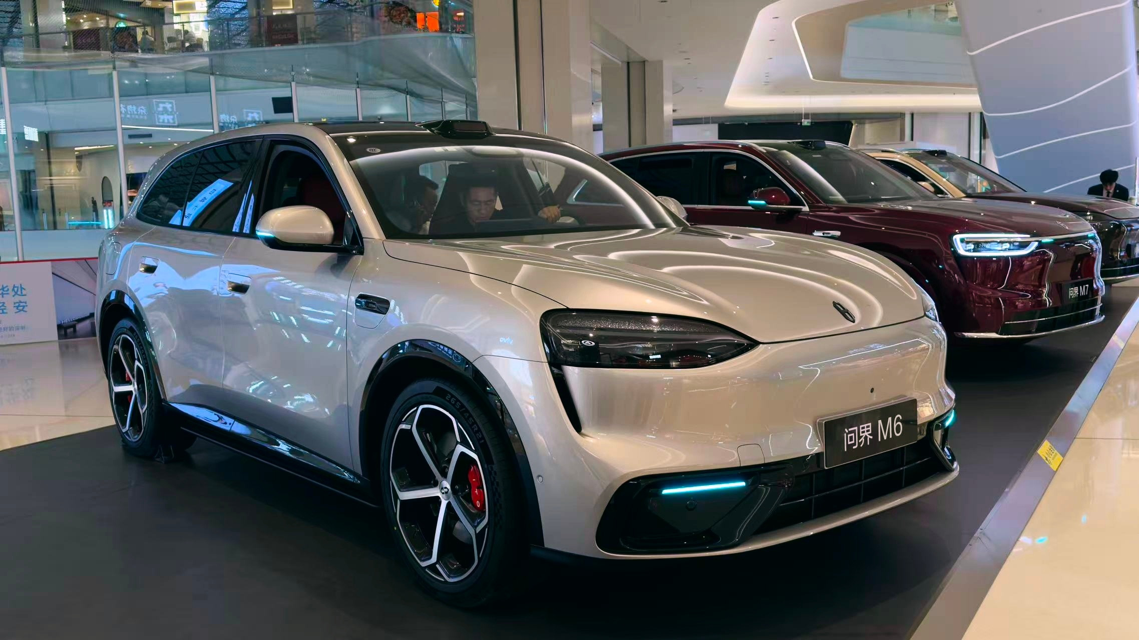 嘿嘿，问界M6深得我心，关键孩子妈也喜欢，我说把我们的小五换成M6吧，孩子妈说不