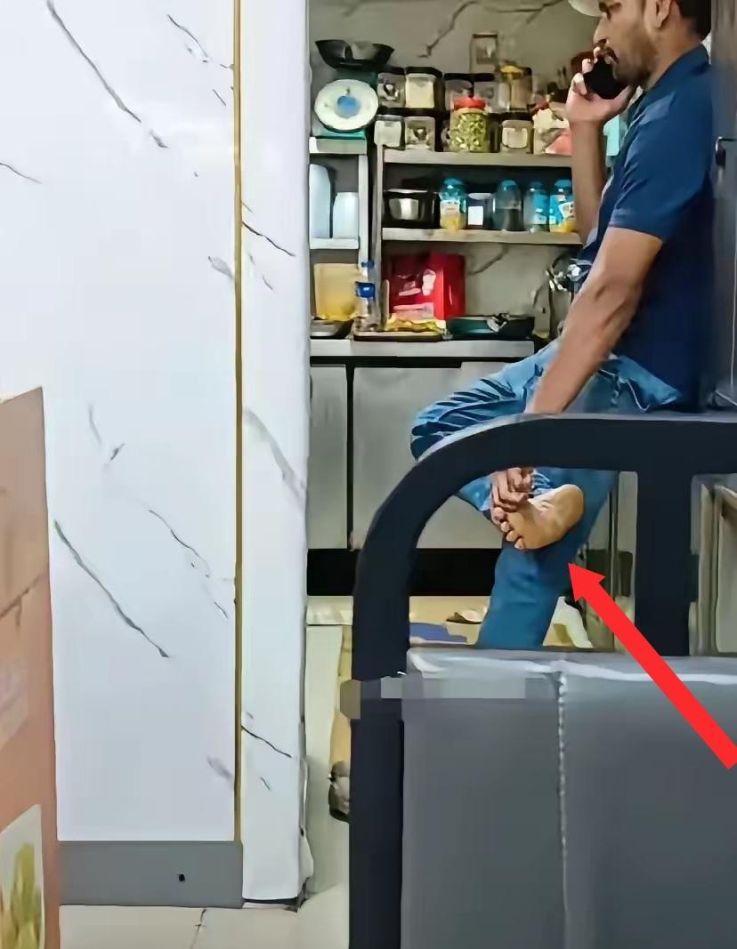 部分在华开设的印度餐厅生意下滑，主要原因是，互联网让国人知道印度人的如厕习惯无法