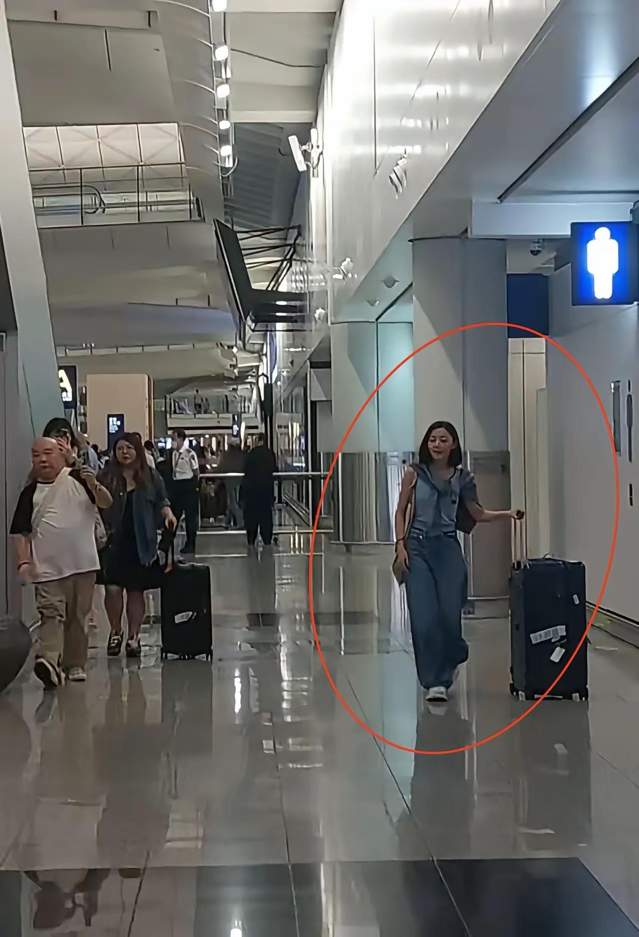 知道卫诗雅可怜，​但没想到这么可怜。​你敢想象吗？一个刚刚拿到百花奖最佳女主