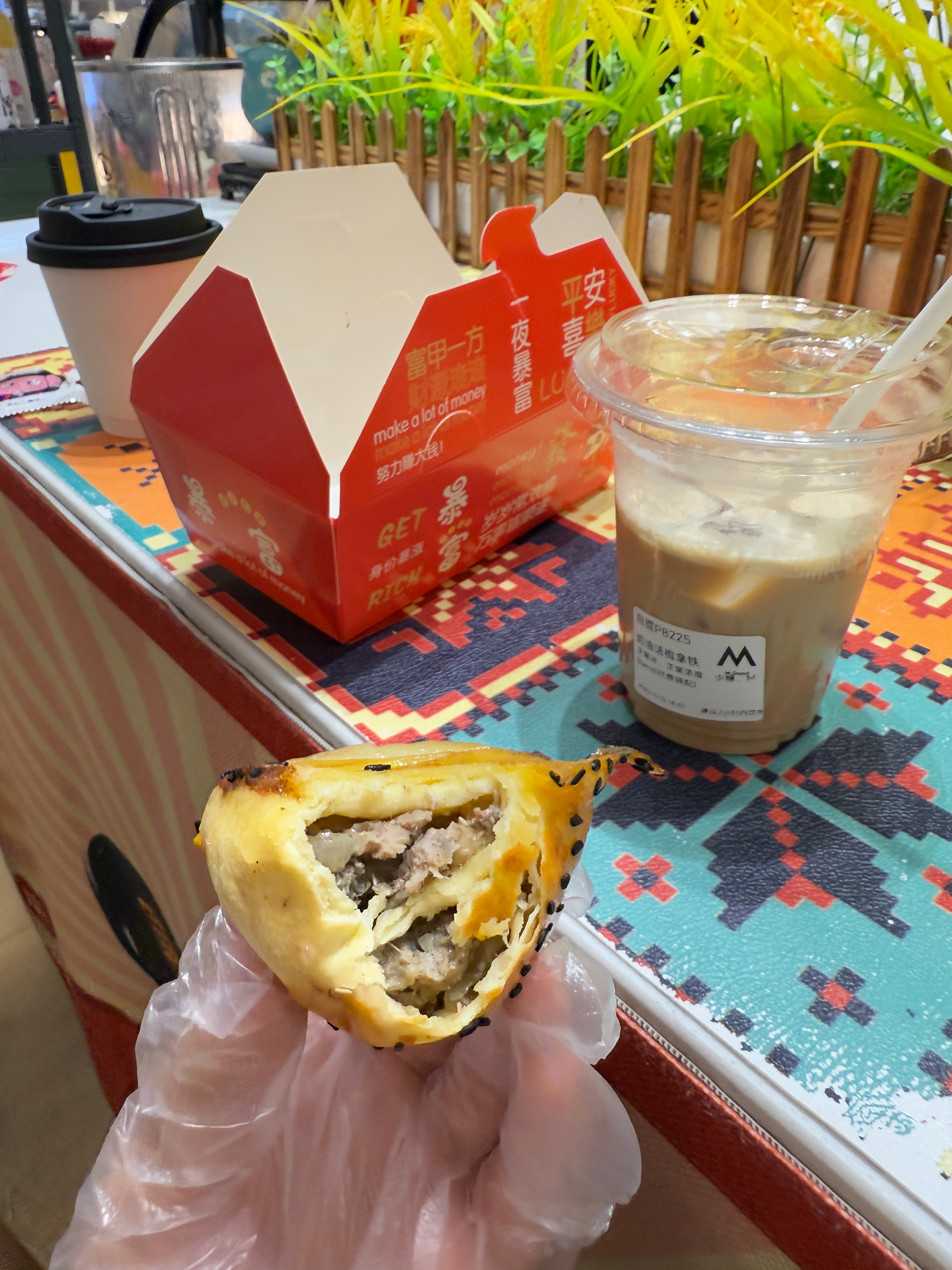 潜完水补充一下热量～谁发明的烤包子这么天才的吃法的！烤包子这种东西就难吃不到哪去