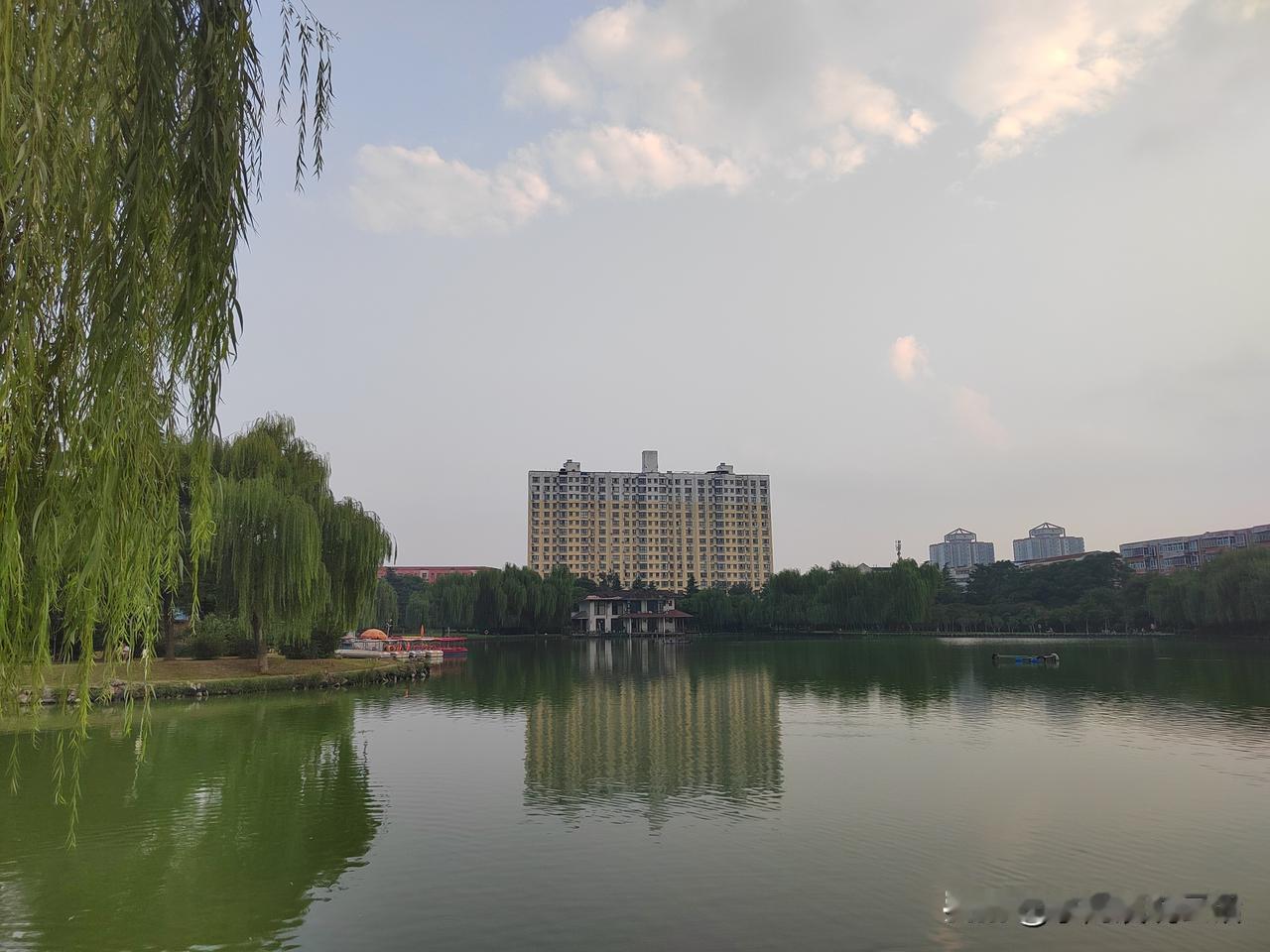 退休后死磕一件事，焦虑寂寞无影踪！我是今年2月份退休的。退休后，就该领退休金