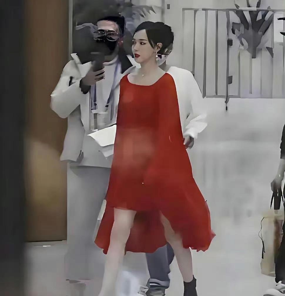 明星的时尚真是让人摸不着头脑，41岁的唐嫣这次又整新花样了，穿高跟鞋就套一只袜子