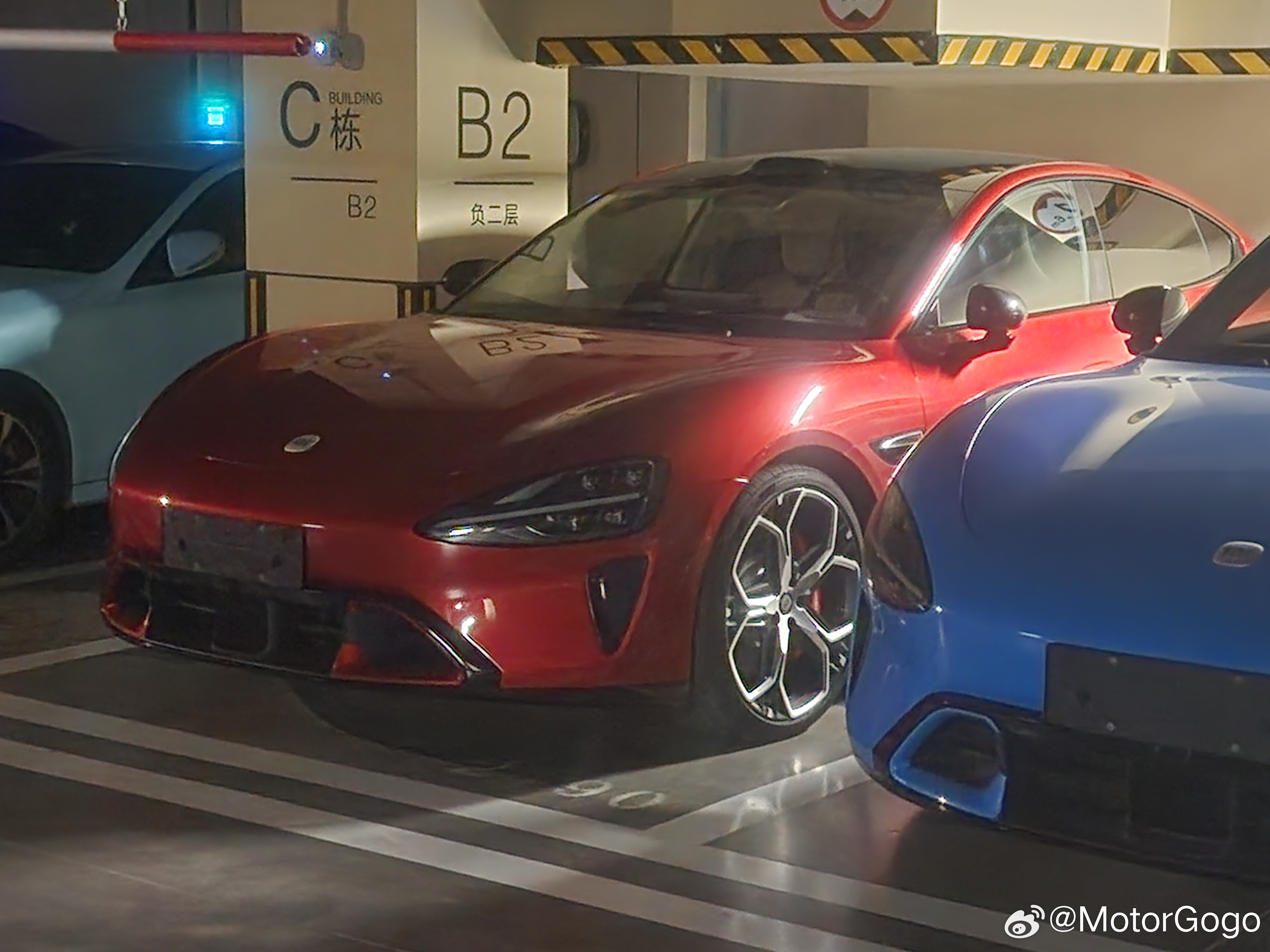 我还以为我昨晚开回来这台全新小米SU7是小区第一台，没想到邻居先提了，还是顶配的