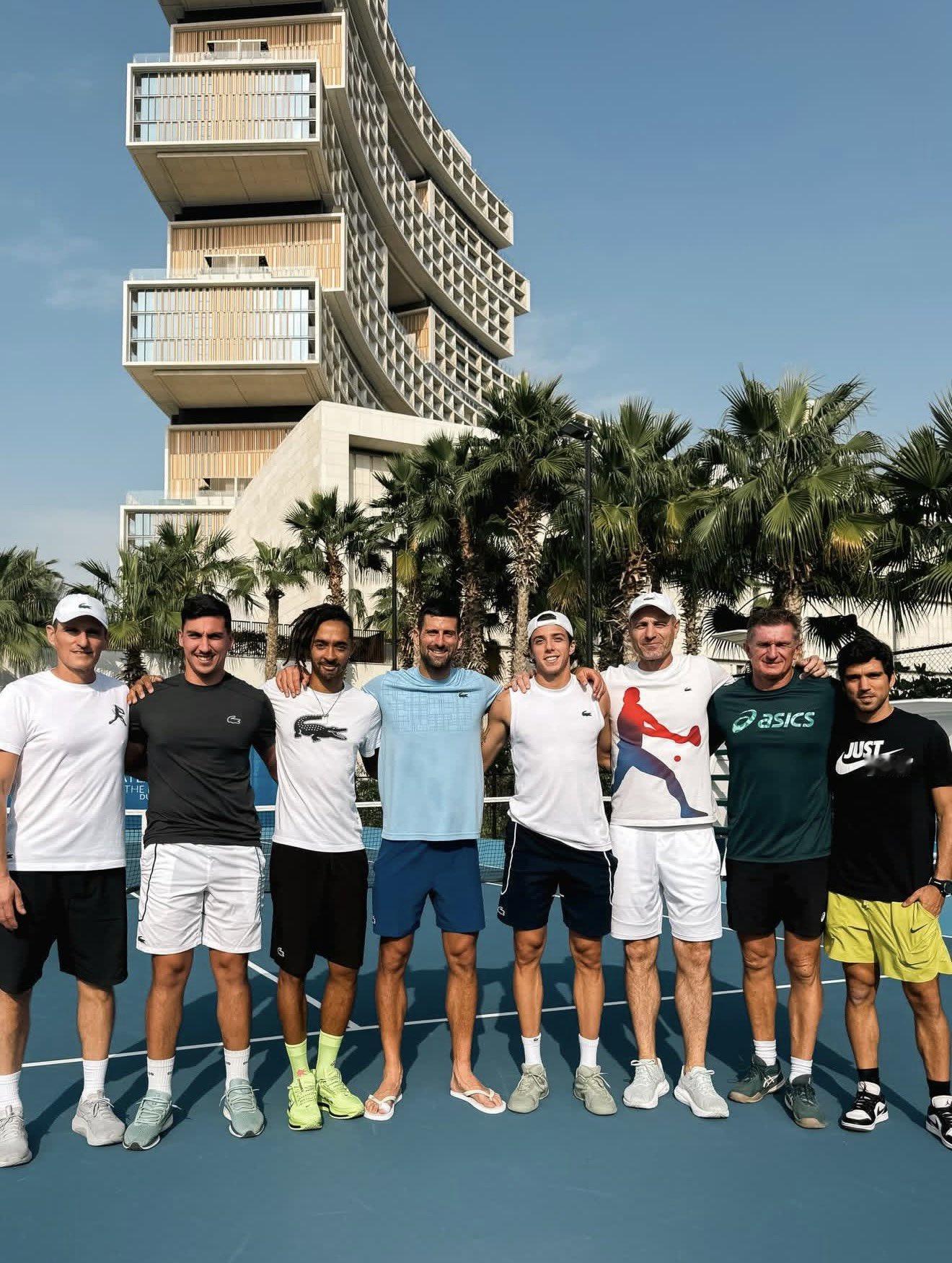 [德约科维奇继续在迪拜训练~]法国网球运动员阿瑟·卡佐发文：“非常棒的3