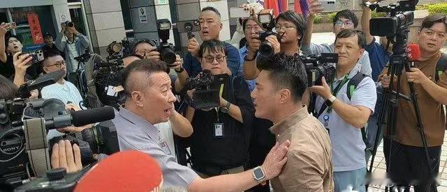丁瑀被确认开除后，大闹蓝营直指郑丽文，开除原因曝光，蓝营要员忍无可忍！众所周