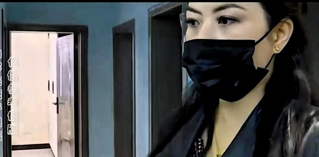 女子找了两个装修师傅给自己家干活，谈好2000元的工钱。施工结束后，女子以工