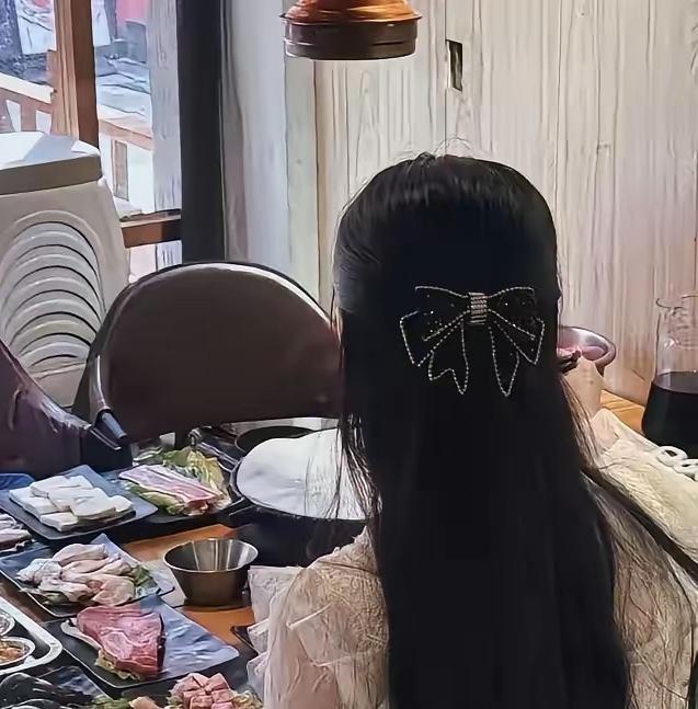 “相亲翻车了！”安徽，一男一女相亲对象到饭店用餐，桌上刚端来的红烧鱼还冒着油星，