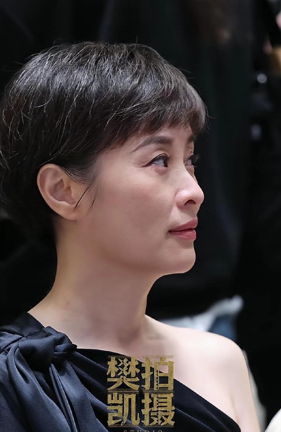 她剪的不是头发，是整个娱乐圈的滤镜。雾棕短发火了，不是因为好看，是大家突然发现