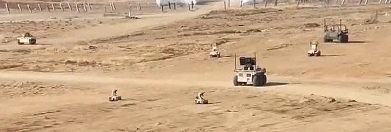 西部战区陆军某旅演训场上大大小小的无人作战车辆冲在最前面