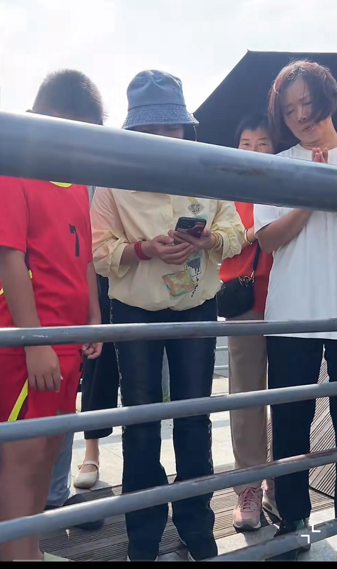 看这一群放生的男女真是气不打一处来。一条活蹦乱跳的鲤鱼，放在滚烫的石板上，任凭鱼