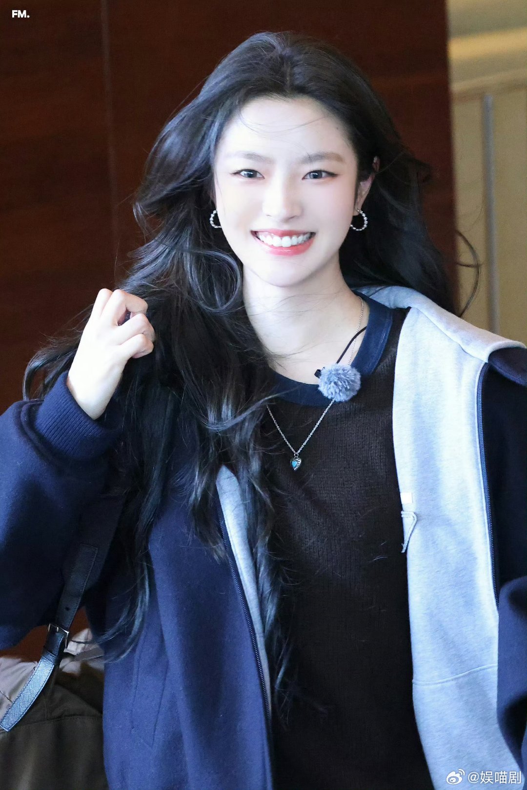 徐若晗明媚徐若晗的明媚，是那种从眼睛里溢出来的鲜活！黑发、笑容、随性的穿搭，每一