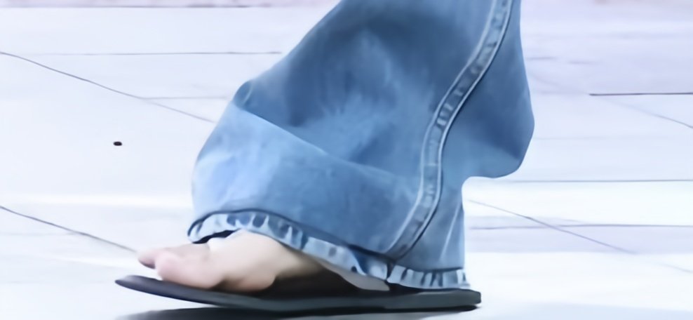 我有点想嗦朴彩英的大脚趾…​