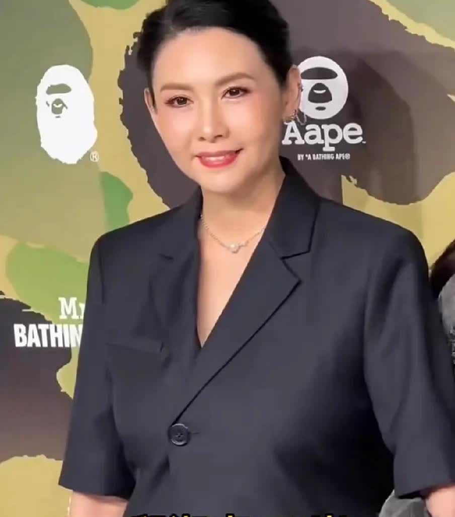 三位都是曾经的大明星。邱淑贞的脸皮很有弹性，看不到皱纹，保养得非常好！李嘉欣呢，