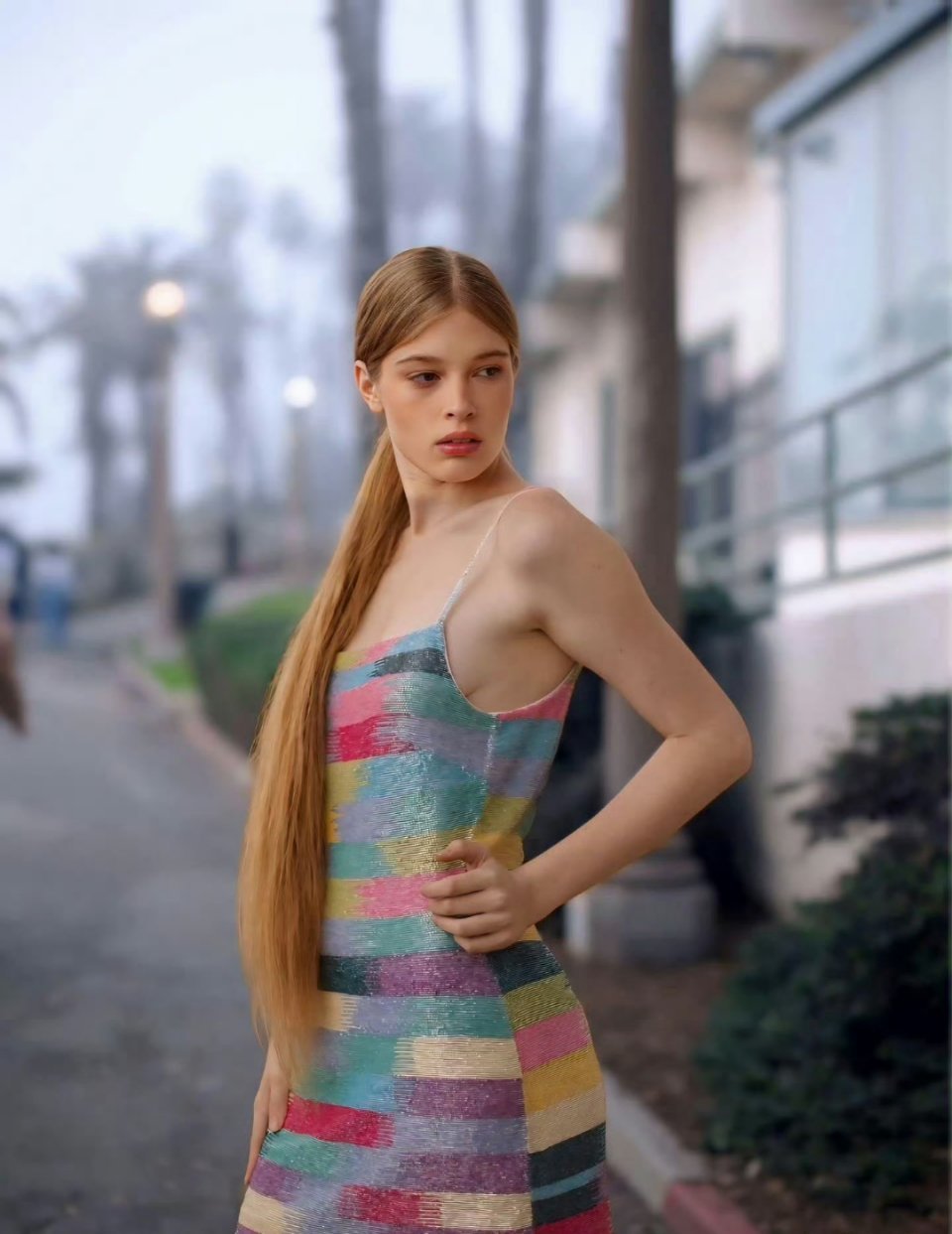 马斯克女儿？进入艺术圈后拍的写真，如果不看脸还是挺有韵味的