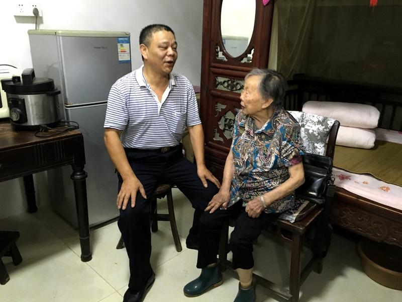 如今住家保姆的用工成本着实不低，不少普通家庭都直呼负担不起。我家邻居赵姐前不久