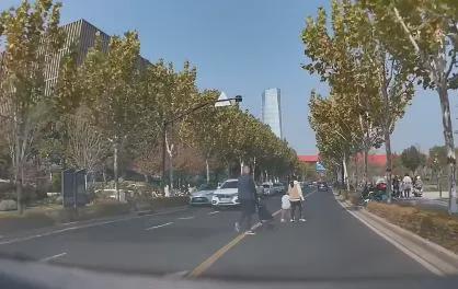 11月23日，上海市某路段发生一起严重违反交通规则、危害公共安全的事件，涉事男子