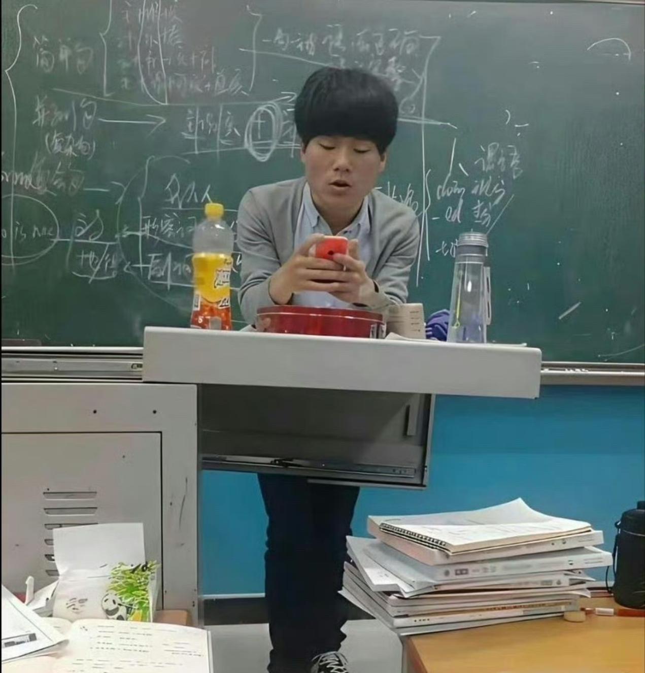 当年在新东方任教时的董宇辉，那时的他也不知道以后的自己有多了不起吧。
