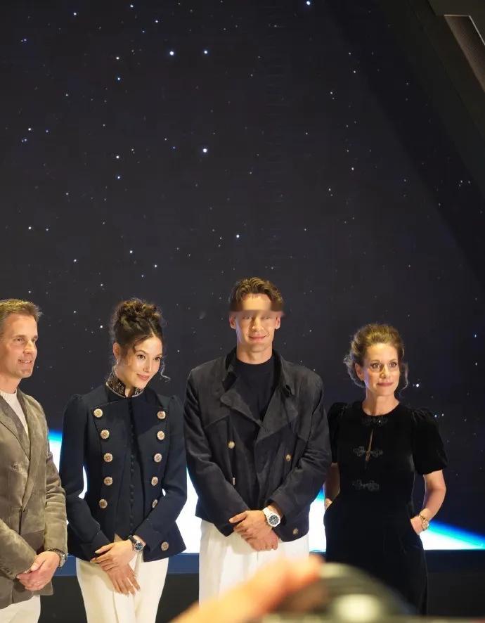 谷爱凌现身日内瓦搭配的很简洁，不过看上去特别的有高贵气质，上身穿黑色双排扣外套，