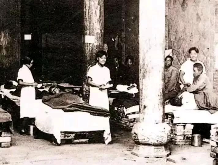 1941年，突击队长吴志勤在与日军激战中，不幸中弹腿受重伤，女护士陈冰把他带到