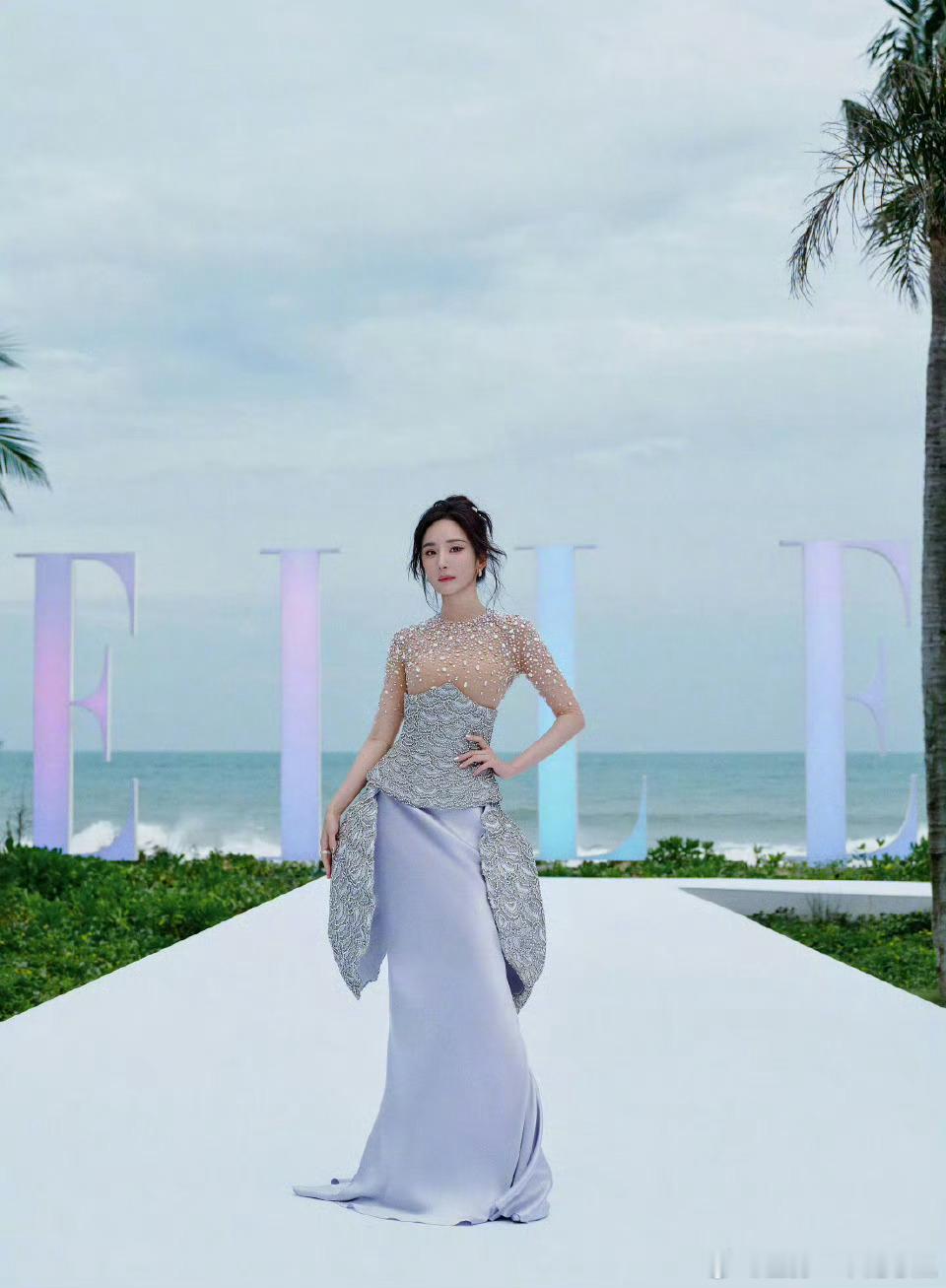 杨幂ELLE风尚盛典出图了，海风吹起来会更美吧​​​