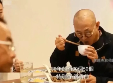 一次，鲁豫到李连杰家里吃饭，饭桌上，她随手夹起一块黑乎乎的肉，觉得美味无穷，正要
