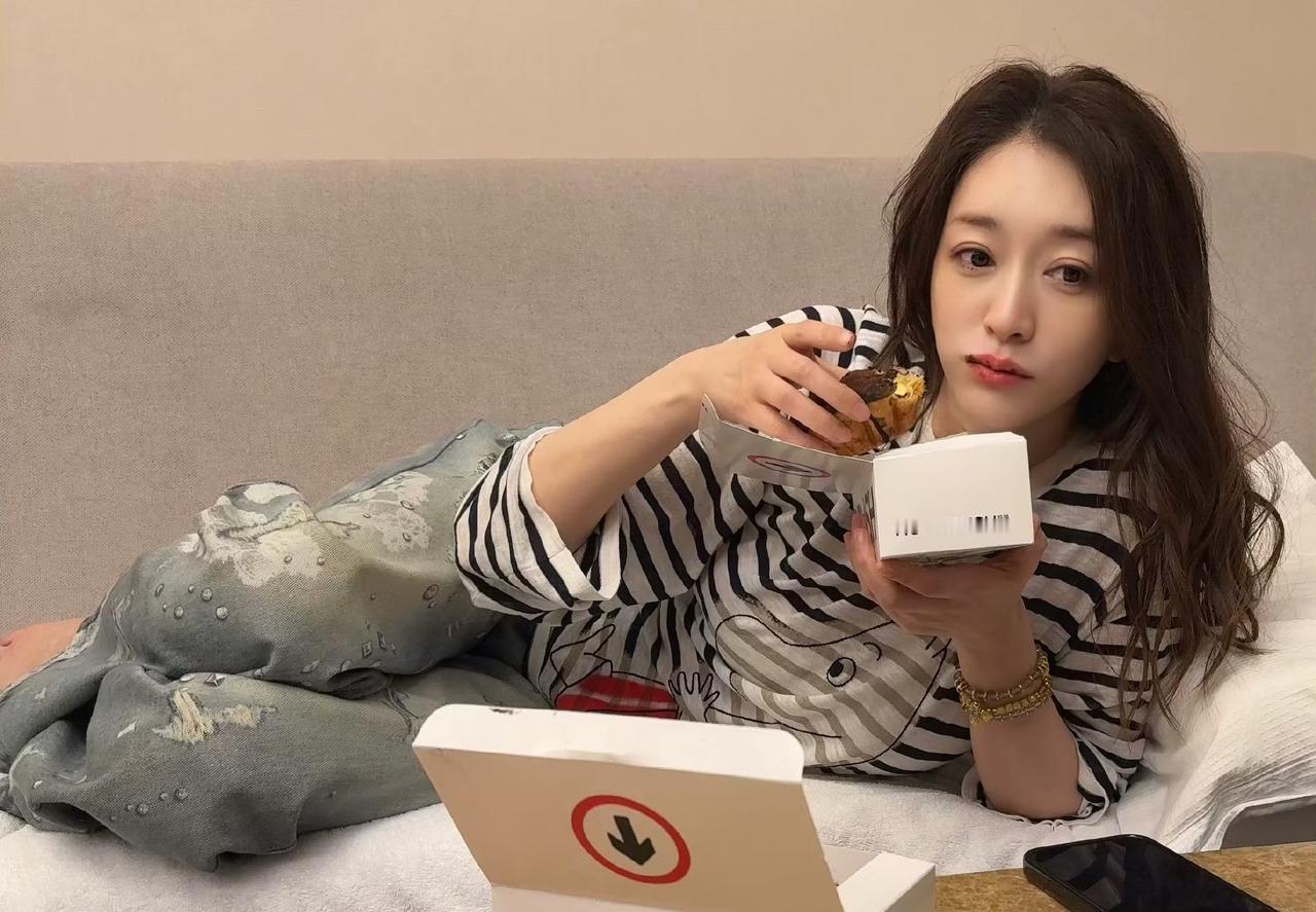5月29日，李小冉晒吃蛋挞美照，看她吃的好开心的样子。说好的不熬夜，李小冉凌