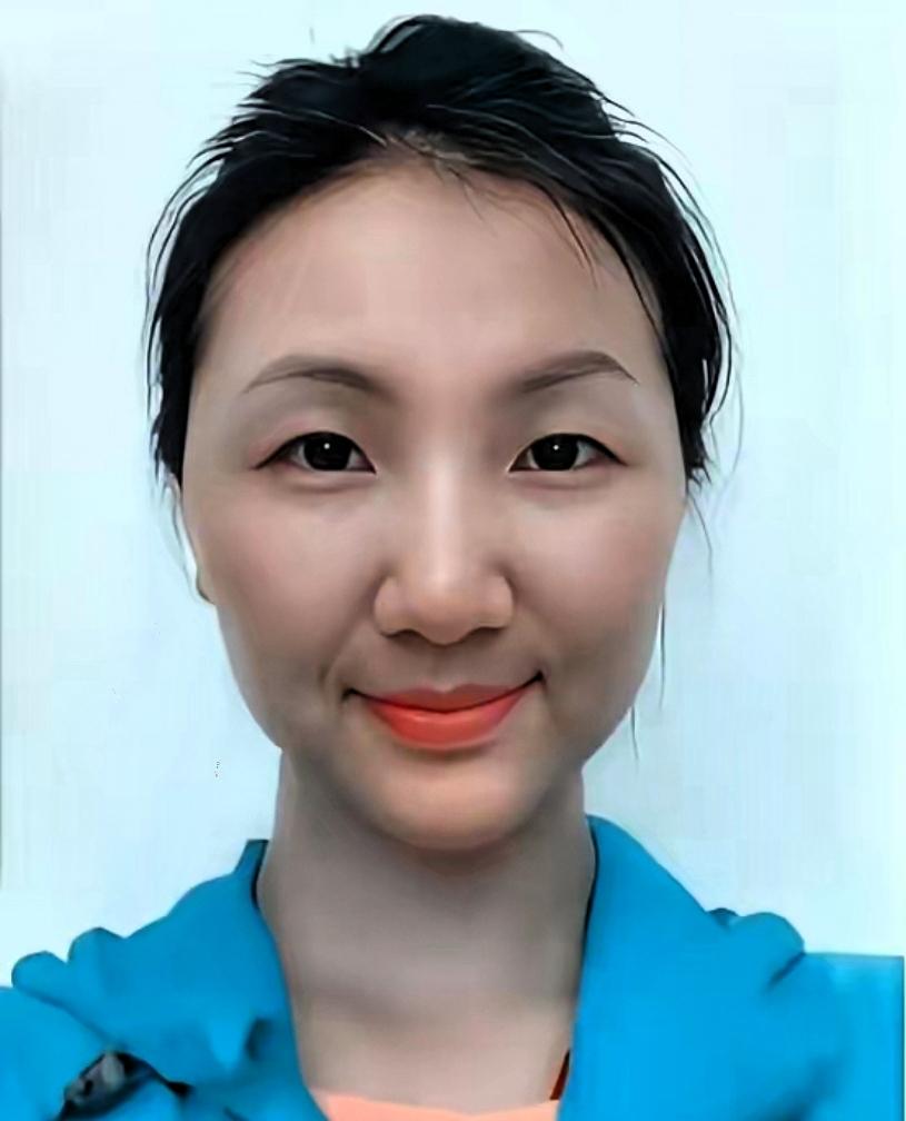 一架飞往乌鲁木齐的客机升至5000米高空时，一位空姐突然推着餐车猛撞驾驶舱。她趁