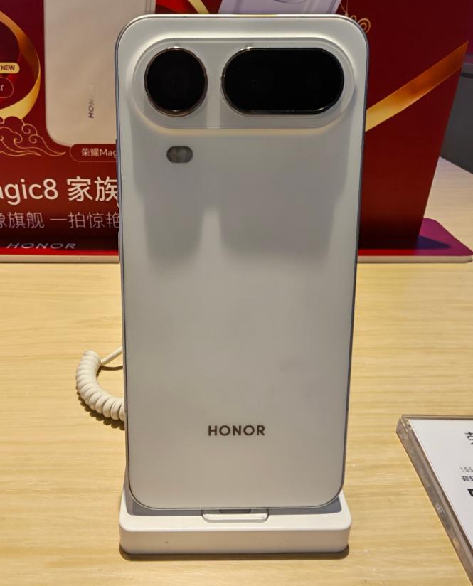 荣耀这波操作太狠了！6.1mm超薄机身+155g轻量手感，居然塞下55