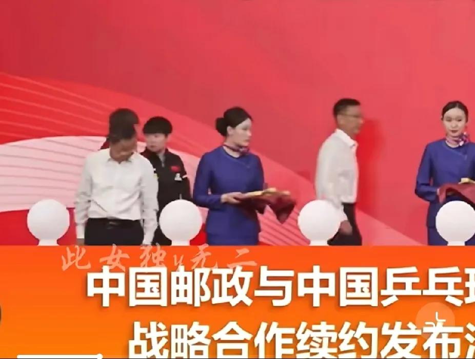 被孙颖莎找位置可爱到了刷到中国邮政和中国乒协战略合作续约活动的视频，被孙颖