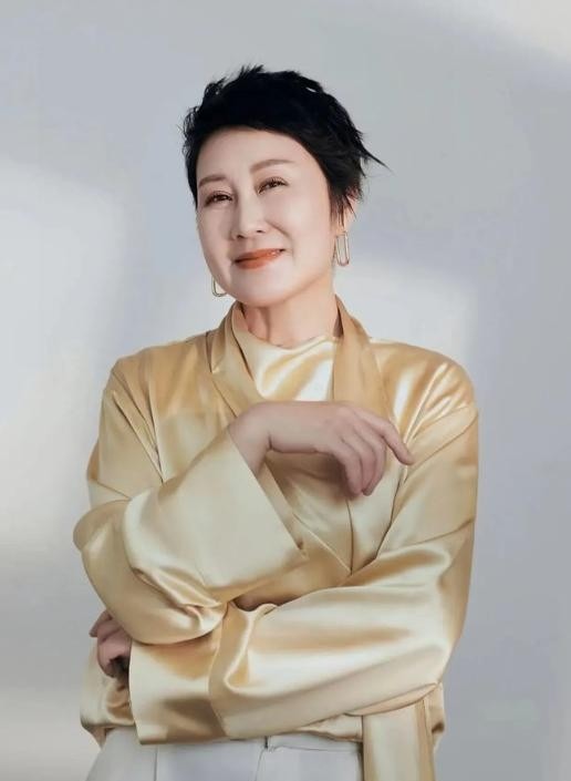 1996年，张凯丽听闻婆婆要来住，大手一挥，那就在小区再买一套房给他们住吧。丈夫