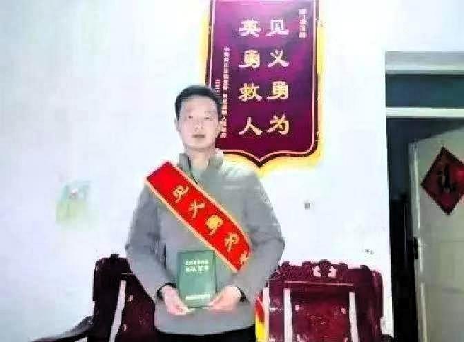 泪目！2022年，27岁河南小伙跳河救人，在体力耗尽时，他给被救女子说了句遗言：