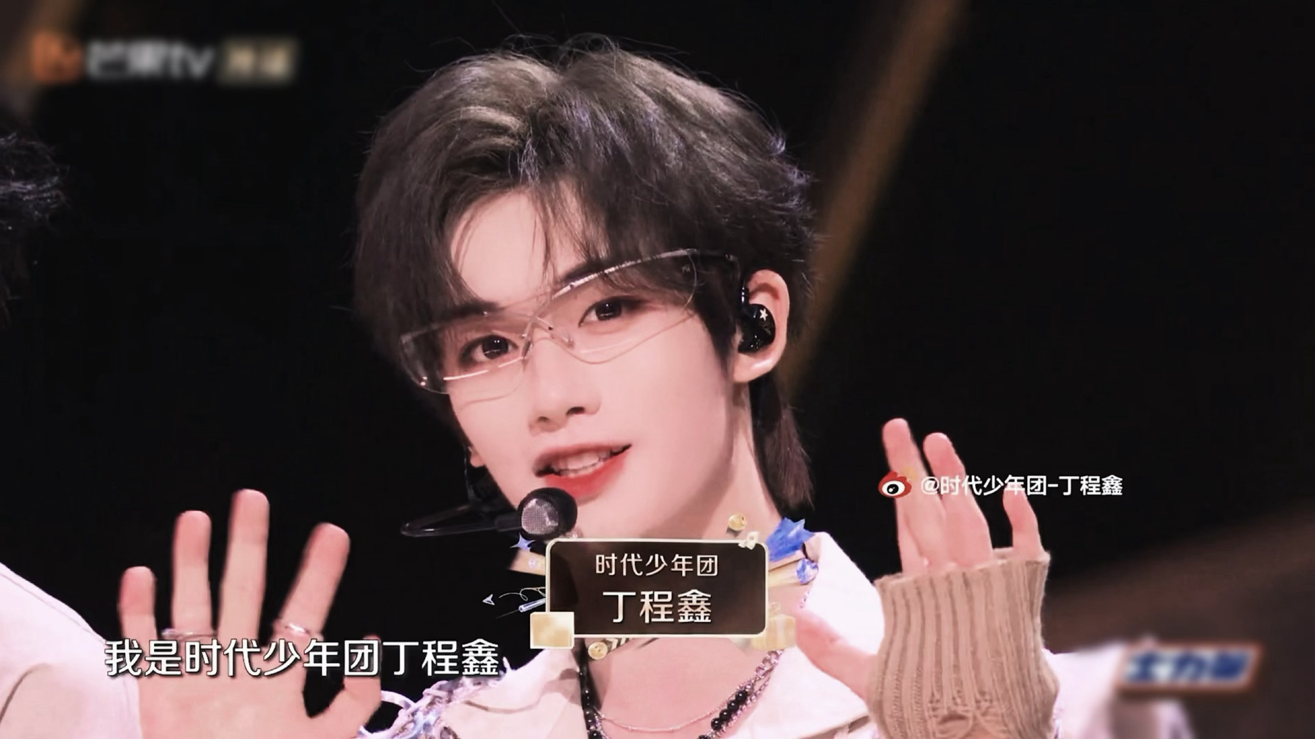露出小咪爪^̳-‧̫•̳^ฅ​​​