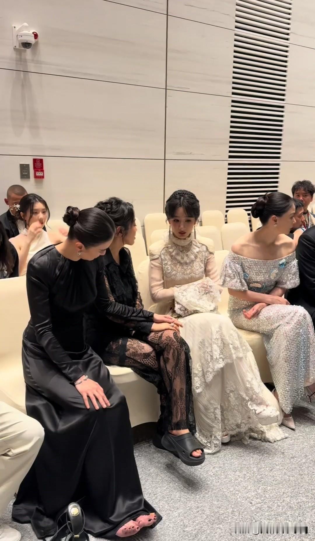 宋佳累到脱鞋，闫妮穿拖鞋，这姐俩的松弛感真是没谁了[呲牙笑][呲牙笑][呲牙笑]“现在