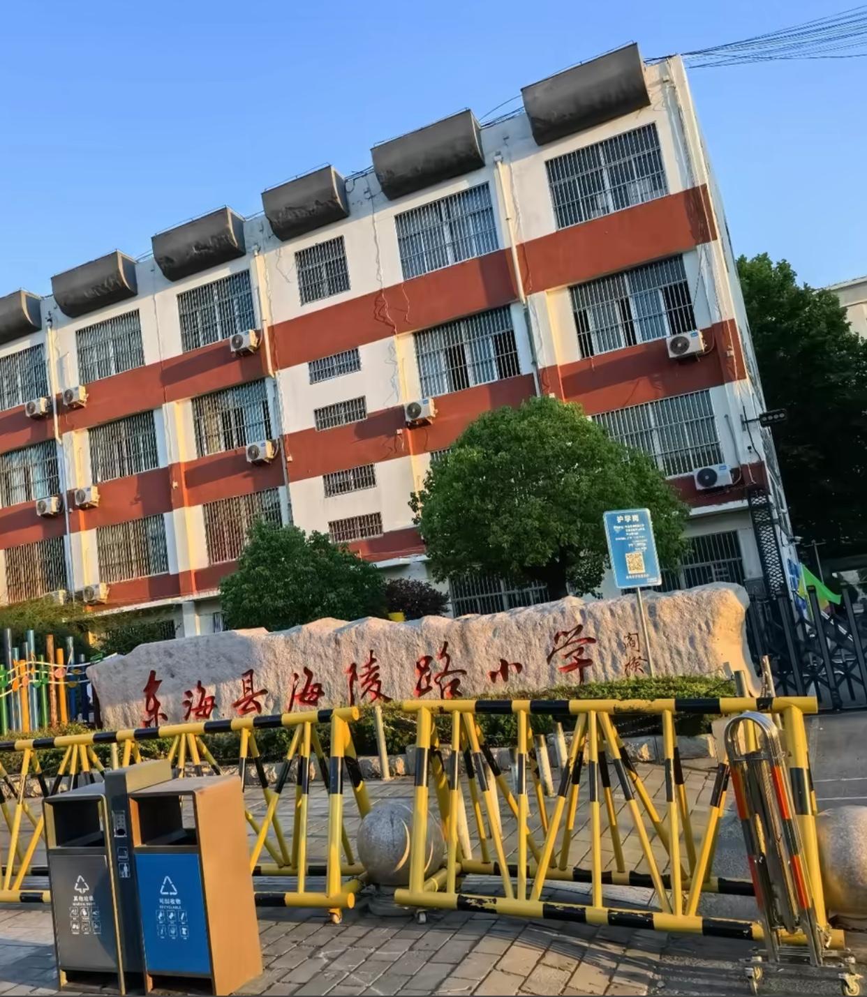 海陵路小学家长接龙349元给孩子换桌子，看似是家委会为学生着想，背后却都藏着私心