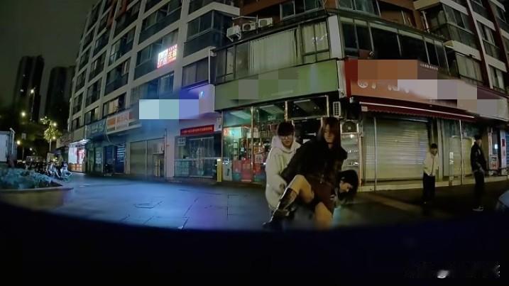 “女子踩车”后续，11月18日，四川成都一女子和几个朋友一起走在马路上，路过一辆