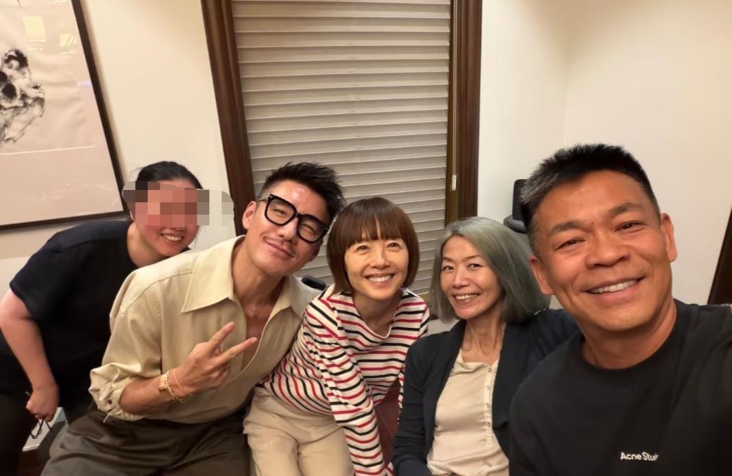 陈鲁豫56岁状态上热搜？一场生日聚会照，让网友直呼“岁月偏心”！8月4日，北京